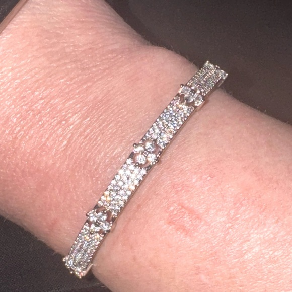 Exquisite 18k White Gold plated Four-Leaf Flower Hinged Rhinestone bangle 16” - Picture 15 of 16